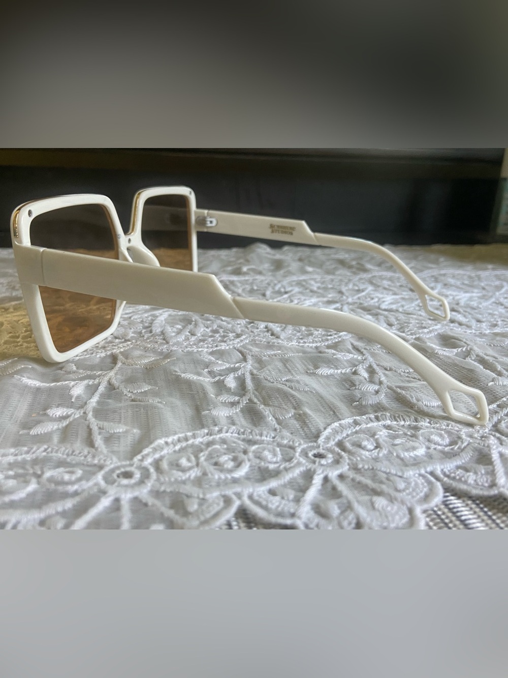 White Oversized Sunnies ☀️Free w/ Purchase! - Picture 5 of 8